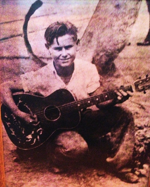 George Jones' First Guitar Discovery