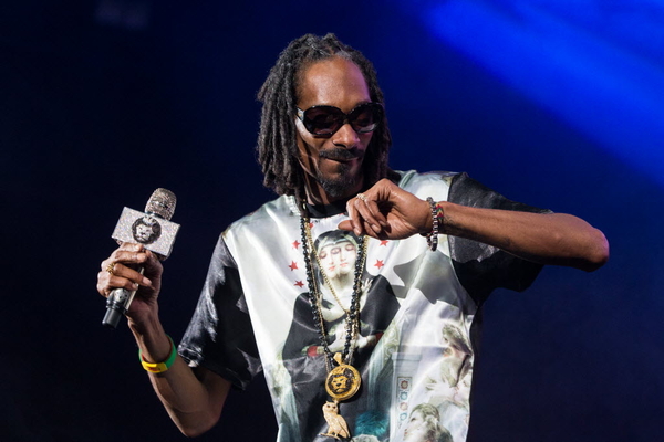 Snoop Dogg Wears King Ice Jewelry in Psy's "Hangover" Music Video