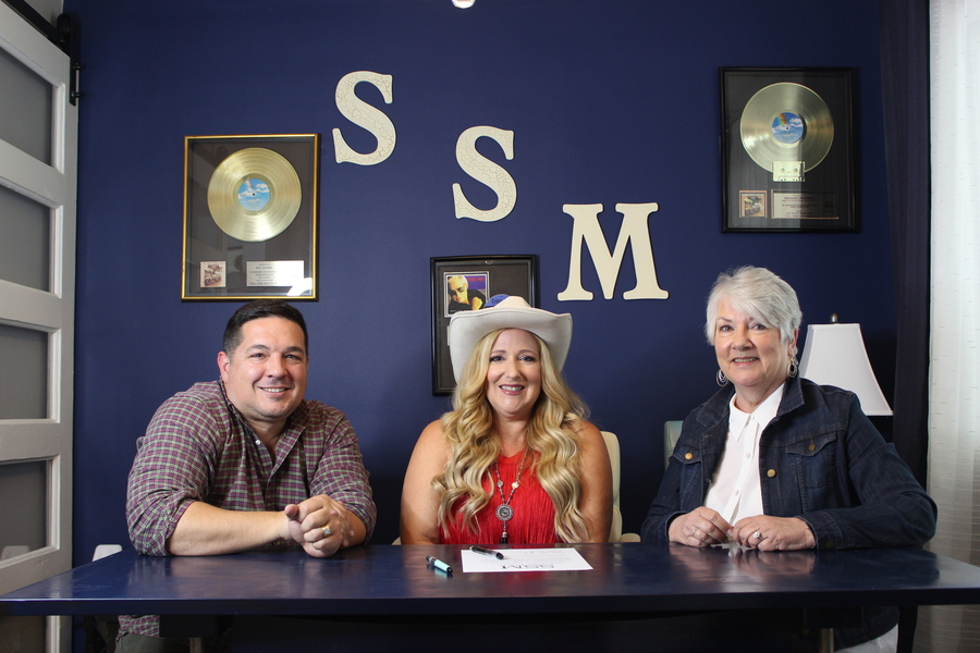California Native Cynthia Renee Signs a Deal with 1217/SSM Nashville Records