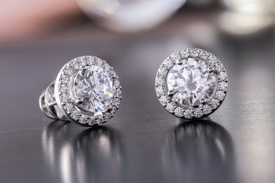 Valentine’s Day Diamond Studs Event at the Wedding Ring Shop