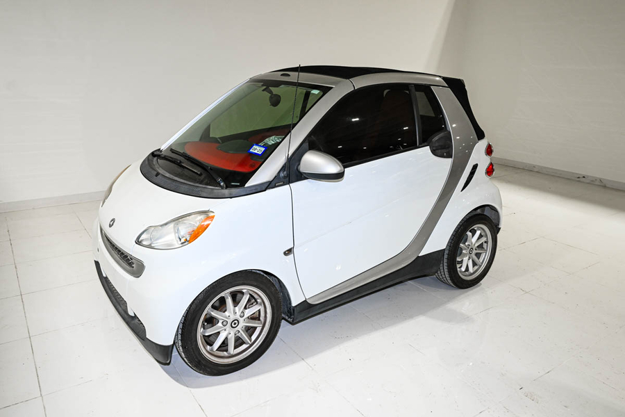 Small Car, Big Personality: The 2009 Smart Fortwo Cabriolet and the Art of Subtle Style