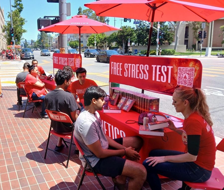 Los Angeles Volunteers Respond to Mental Health Crisis With Community Outreach
